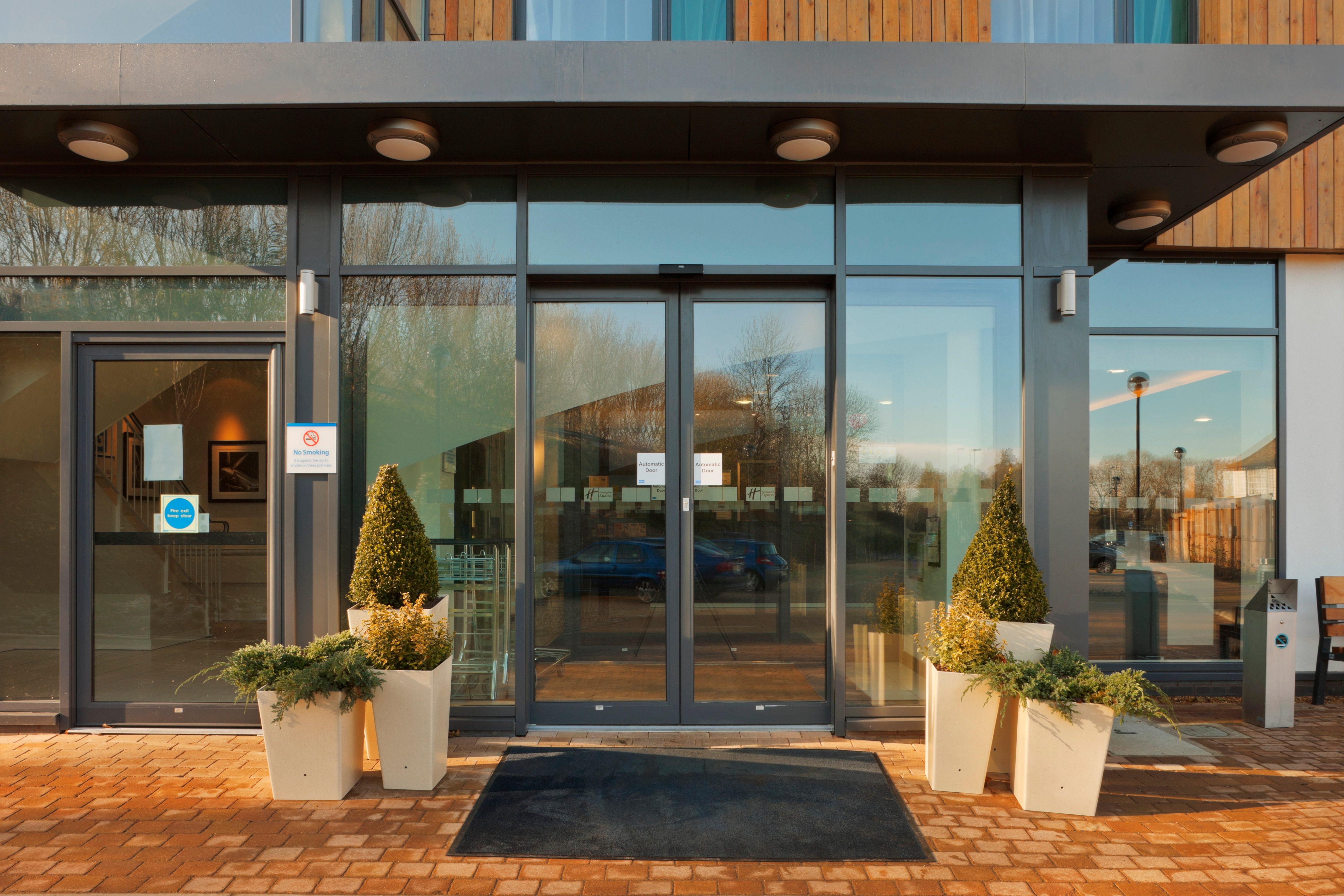 Holiday Inn Express Cambridge Duxford M11 Jct 10 By Ihg Exterior foto