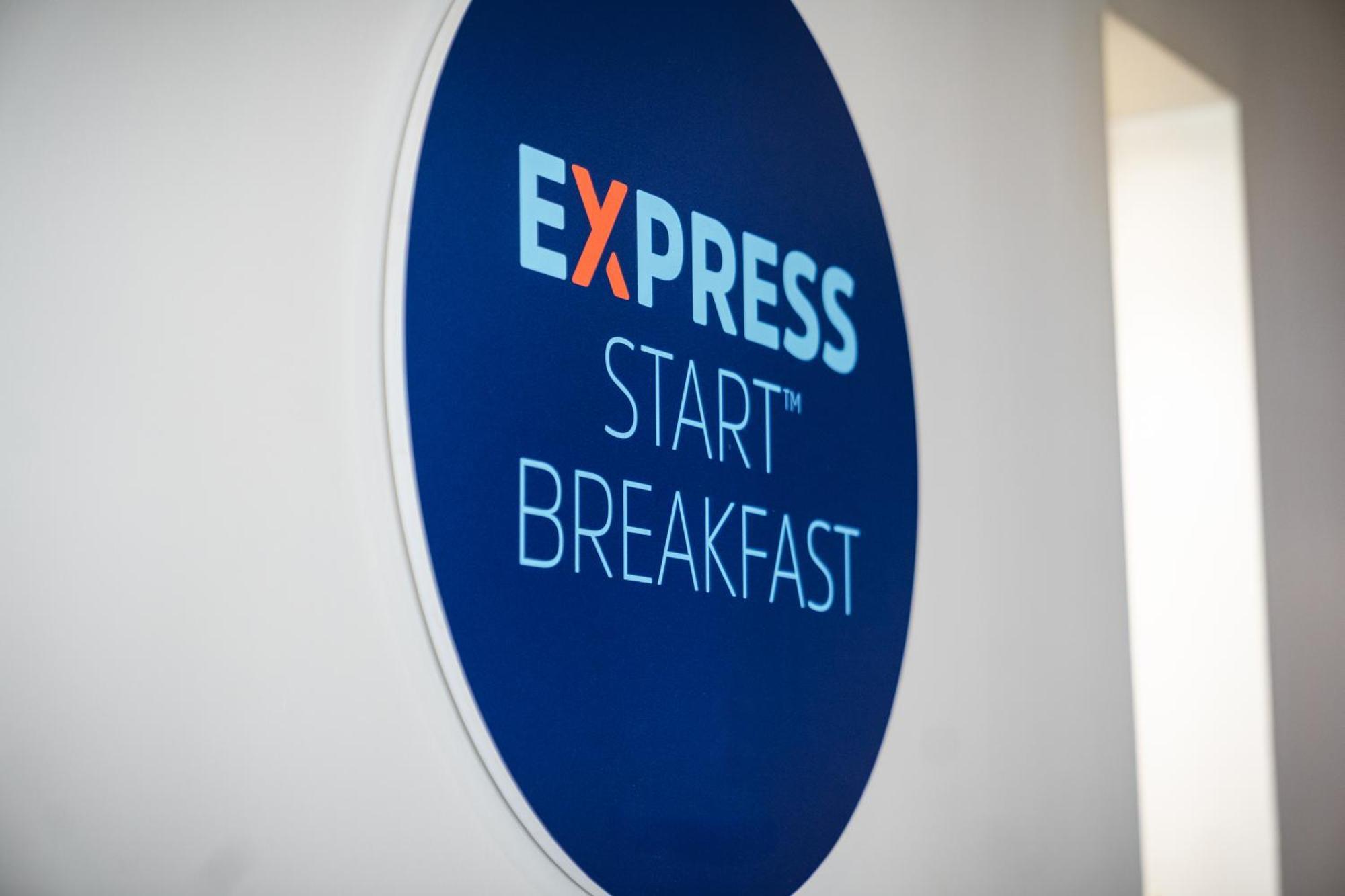 Holiday Inn Express Cambridge Duxford M11 Jct 10 By Ihg Exterior foto